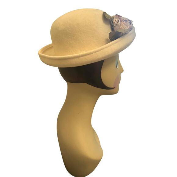 Vintage Ivory Wool Felt Hat Made USA Floral Trim Bowler Cloche Style Flowers!!! - Picture 7 of 9